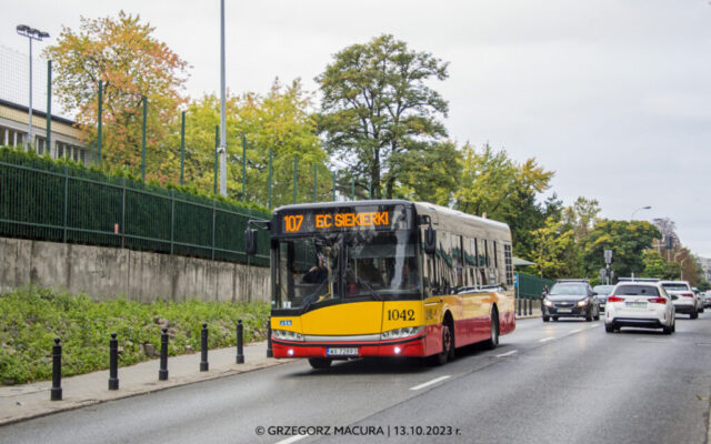 Solaris Urbino 10 III #1042| Miejskie Zakłady Autobusowe sp. z o.o. w Warszawie| Data: 13 października 2023 r.| Miejsce: Warszawa, ul. Piękna| Autor: Grzegorz Macura|