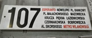 Tablica boczna z linii nr 107 klejona z dwóch naklejek na płycie PCV. Trasa z 2025 r.| Źródło: Miejskie Zakłady Autobusowe sp. z o.o. w Warszawie, zajezdnia R-1 "Woronicza"|