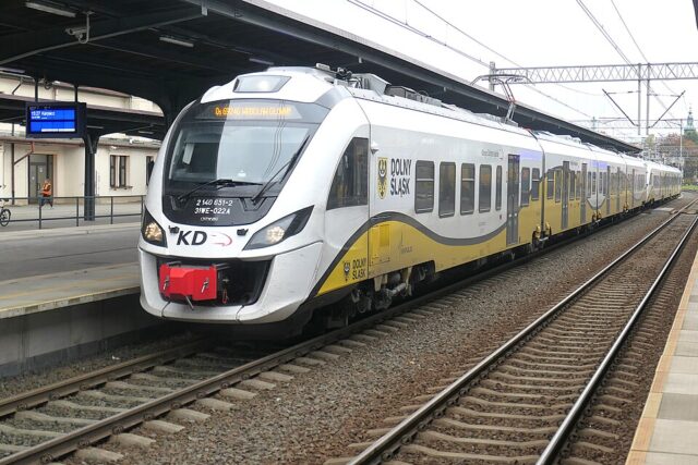 Newag Impuls 31WE-022| Koleje Dolnośląskie S.A.| Data: 11 października 2025| Miejsce: Jelenia Góra| Autor: Reinerhaufe| Źródło: www.commons.wikimedia.org