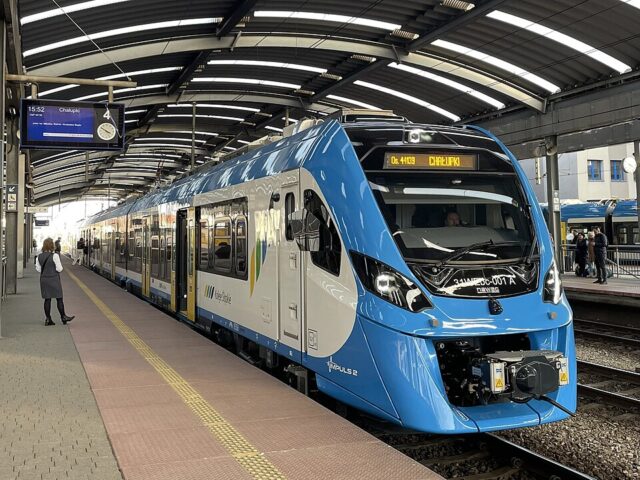 Newag Impuls 31WEbc-001| Koleje Śląskie Sp. z o. o.| Data: 28 lutego 2025| Miejsce: Katowice| Autor: Rowerowe Gliwice| Źródło: www.commons.wikimedia.org