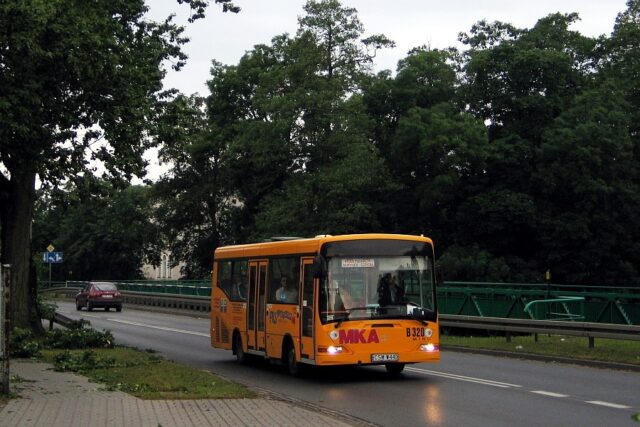 Autosan A613MN #B320| Przedsiębiorstwo Komunikacji Samochodowej sp. z o.o. w Bydgoszczy| Data: 22 czerwca 2006 r.| Miejsce: Świecie, ul. Wojska Polskiego| Autor: Jacek Sobota| Źródło: www.phototrans.pl|