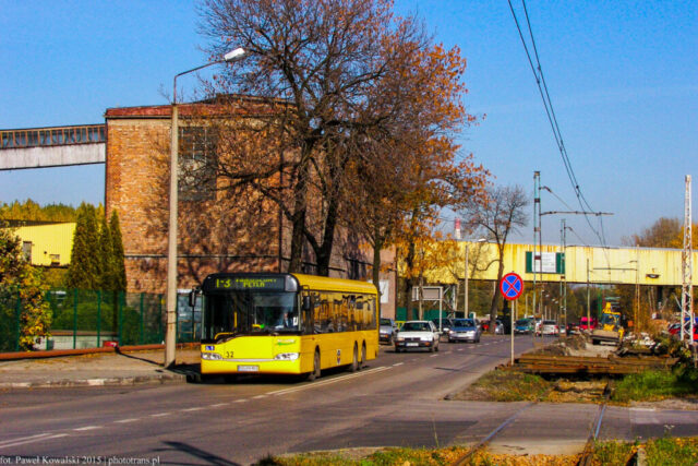 Solaris Urbino 15 II #32| Przedsiębiorstwo Komunikacji Miejskiej sp. z o.o. w Gliwicach| Data: 27 października 2015 r.| Miejsce: Zabrze, ul. Makoszowska| Autor: Paweł Kowalski| Źródło: www.phototrans.pl|