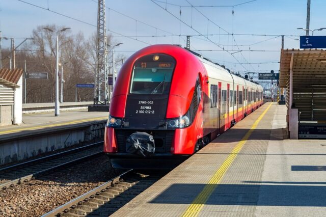 Pesa Elf 27WE-002| Szybka Kolej Miejska w Warszawie| Data: 4 marca 2025| Miejsce: Warszawa Wschodnia| Autor: rail fox| Źródło: www.commons.wikimedia.org