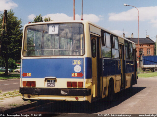 Ikarus 260.04 #318 | Miejski Zakład Komunikacyjny sp. z o.o. w Pabianicach | Data: 2 sierpnia 2001 r. | Miejsce: Pabianice, ul. gen. Sikorskiego | Autor: Przemysław Bakaj | Źródło: www.buslodz.eu |