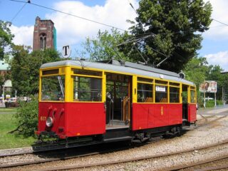 wagon N #607 | Tramwaje Warszawskie sp. z o.o. | Data: 17 lipca 2004 r. | Miejsce: Warszawa, plac G. Narutowicza | Autor: Hubert Adamiak | źródło: www.phototrans.pl |