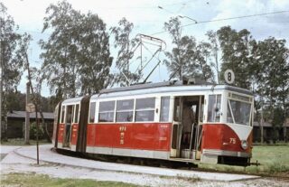 wagon przegubowy o nr #75 | Miejskie Przedsiębiorstwo Komunikacyjne sp. z o.o. w Bydgoszczy | Data: nieznana | Miejsce: Bydgoszcz, pętla 'Kapuściska' | Źródło: "Bydgoskie tramwaje w latach 1888-2012 Stanisław Sitarek, Dariusz Walczak" |