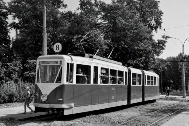 wagon przegubowy o nr #75 | Miejskie Przedsiębiorstwo Komunikacyjne sp. z o.o. w Bydgoszczy | Data: nieznana | Miejsce: Bydgoszcz, rondo Bernardyńskie | Archiwum Stanisława Sitarka |