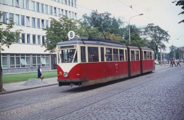 wagon przegubowy o nr #75 | Miejskie Przedsiębiorstwo Komunikacyjne sp. z o.o. w Bydgoszczy | Data: nieznana | Miejsce: Bydgoszcz, ul. Jagiellońska | Autor: Ole Iskov | Archiwum Stanisława Sitarka ||