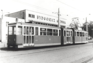 wagon przegubowy o nr #75 | Miejskie Przedsiębiorstwo Komunikacyjne sp. z o.o. w Bydgoszczy | Data: nieznana | Miejsce: Bydgoszcz, ul. Dworcowa | Archiwum Stanisława Sitarka |