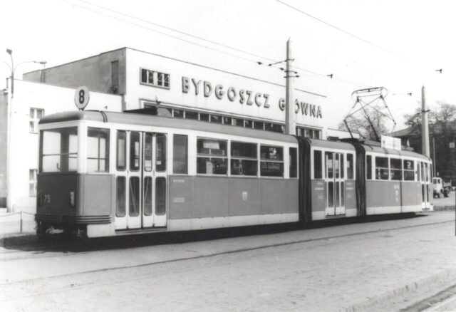 wagon przegubowy o nr #75 | Miejskie Przedsiębiorstwo Komunikacyjne sp. z o.o. w Bydgoszczy | Data: nieznana | Miejsce: Bydgoszcz, ul. Dworcowa | Archiwum Stanisława Sitarka |