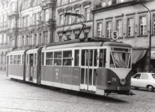 wagon przegubowy o nr #75 | Miejskie Przedsiębiorstwo Komunikacyjne sp. z o.o. w Bydgoszczy | Data: nieznana | Miejsce: Bydgoszcz, pl. Teatralny | Archiwum Stanisława Sitarka | Źródło: www.raporttramwajowy.pl |