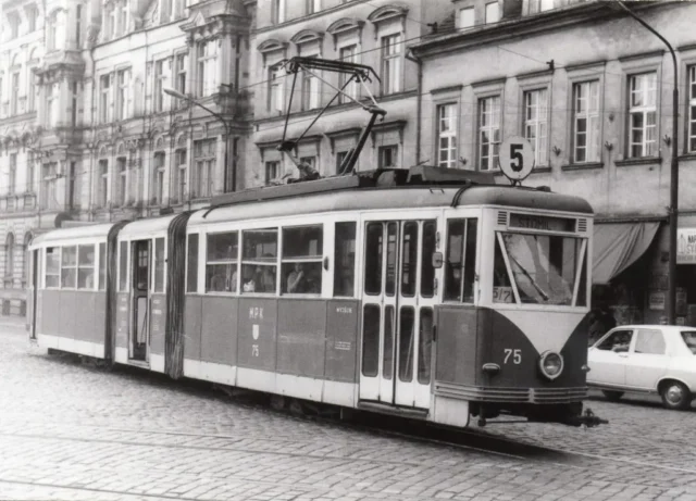 wagon przegubowy o nr #75 | Miejskie Przedsiębiorstwo Komunikacyjne sp. z o.o. w Bydgoszczy | Data: nieznana | Miejsce: Bydgoszcz, pl. Teatralny | Archiwum Stanisława Sitarka | Źródło: www.raporttramwajowy.pl |