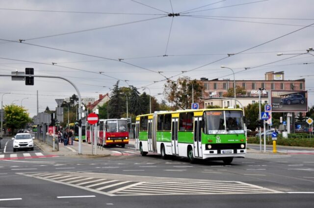 Ikarus 280.49 #152 | Jacek Newelski i Oskar Suchodolski - Zielona Góra | Data: 3 października 2026 r. | Miejsce: Poznań, skrzyżowanie ulic Żeromskiego i Dąbrowskiego | Autor: Jacek Sobota | Źródło: www.phototrans.pl |