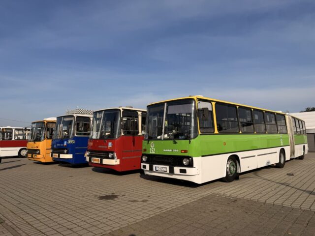Ikarus 280.49 #152 | Jacek Newelski i Oskar Suchodolski - Zielona Góra | Data: 4 października 2026 r. | Miejsce: Poznań, zajezdnia autobusowa "Warszawska" | Źródło: archiwum właścicieli pojazdu |
