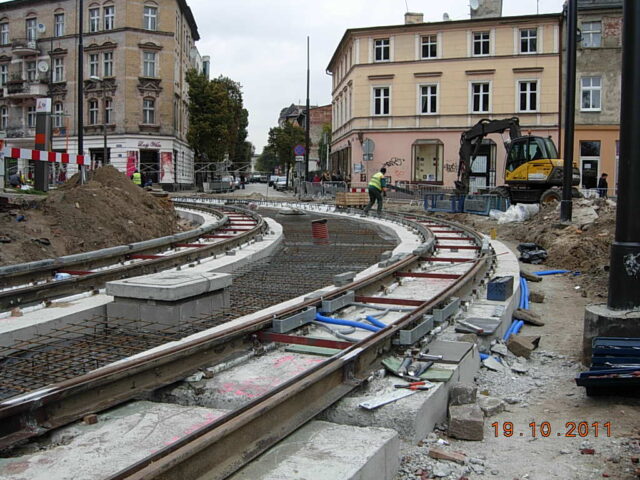 Budowa torowiska do Dworca Głównego w Bydgoszczy | Data: 19 października 2011 r. | Miejsce: Bydgoszcz, skrzyżowanie ul. Dworcowej i Jana Matejki | Autor: Stanisław Sitarek | Źródło: zbiory własne autora |