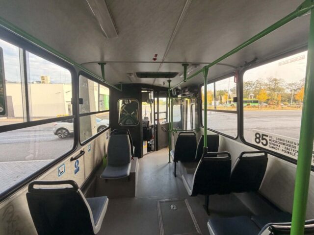 Ikarus 280.49 #152 i jego wnętrze | Jacek Newelski i Oskar Suchodolski - Zielona Góra | Data: 2026 r. | Miejsce: Zielona Góra, zajezdnia MZK | Autor: Jacek Newelski | Źródło: archiwum własne autora |